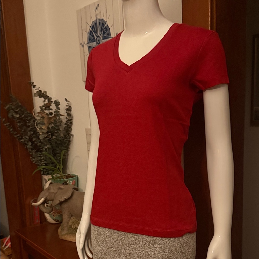 NWT northern reflections size small cotton Classic Red V-Neck Women's Top